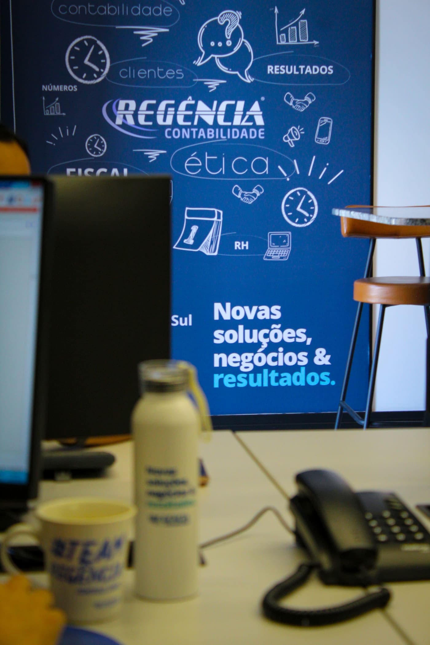 Painel com os valores institucionais da Regência no ambiente do escritório.