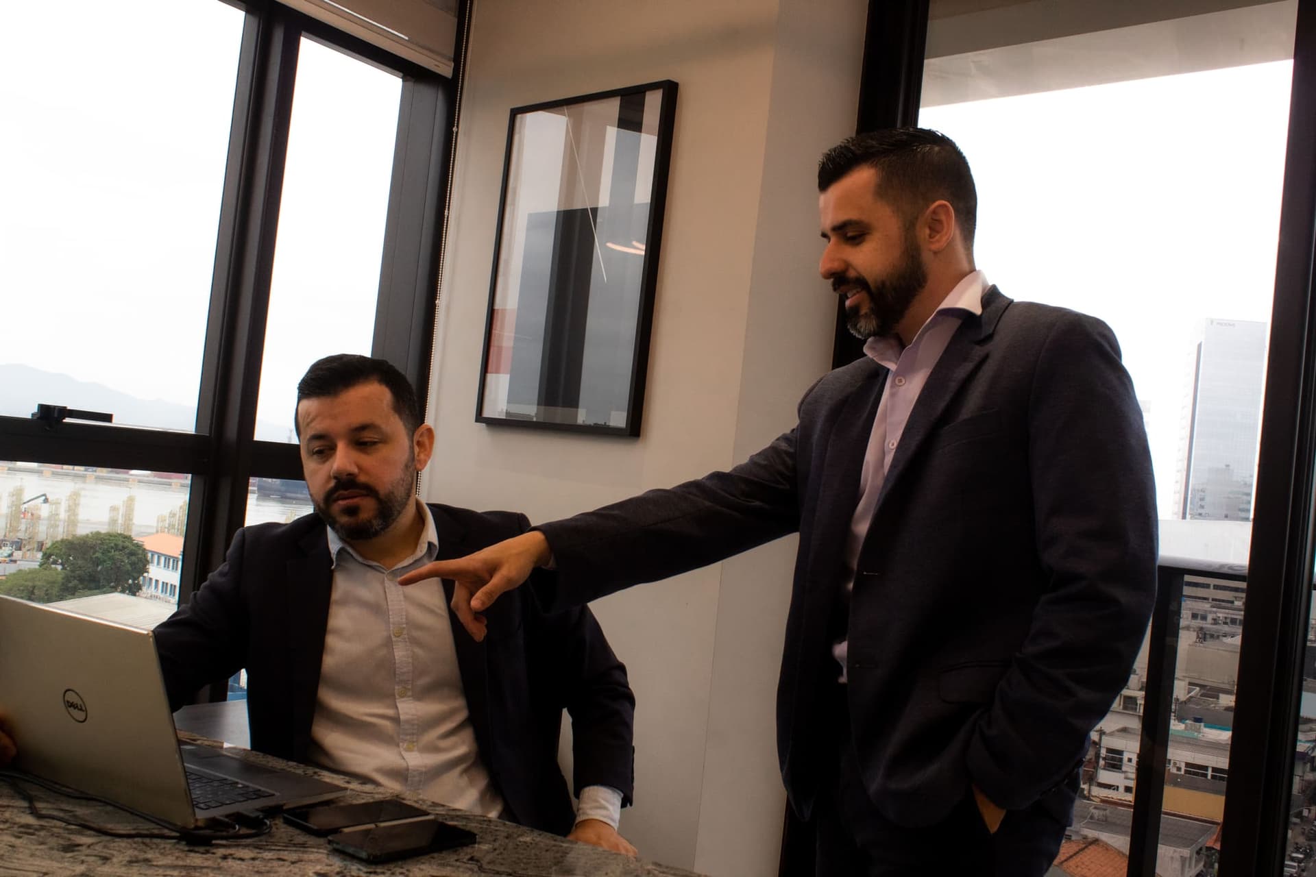Equipe da Regência reunida em torno da mesa de trabalho.