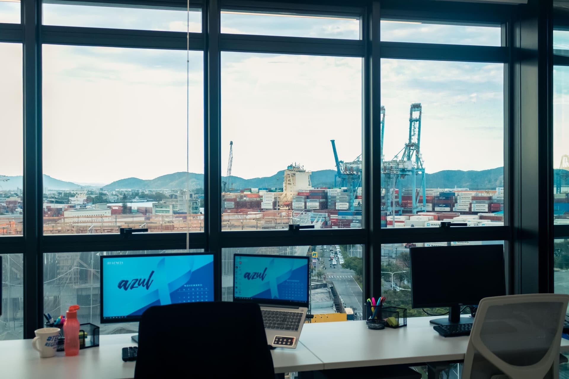 Ambiente de trabalho da Regência com vista para o cais e os armazéns do porto.