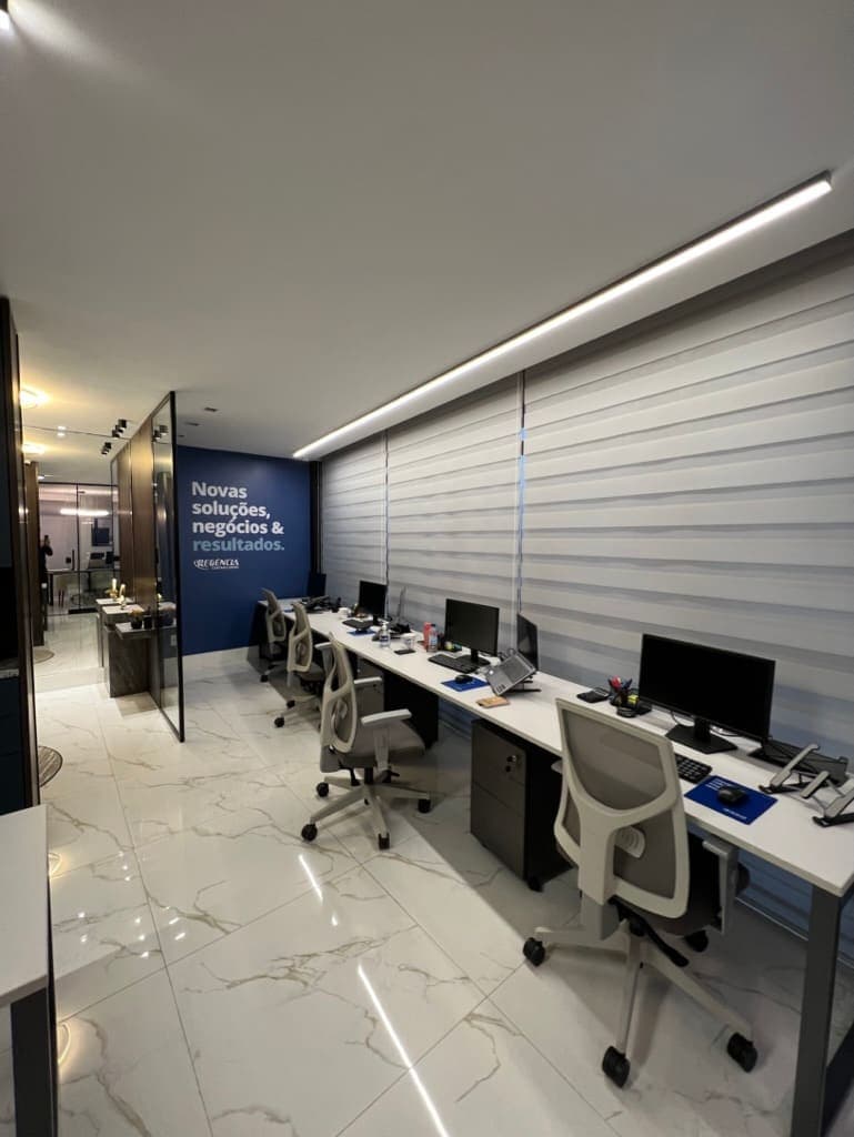 Ambiente de trabalho claro da equipe da Regência.