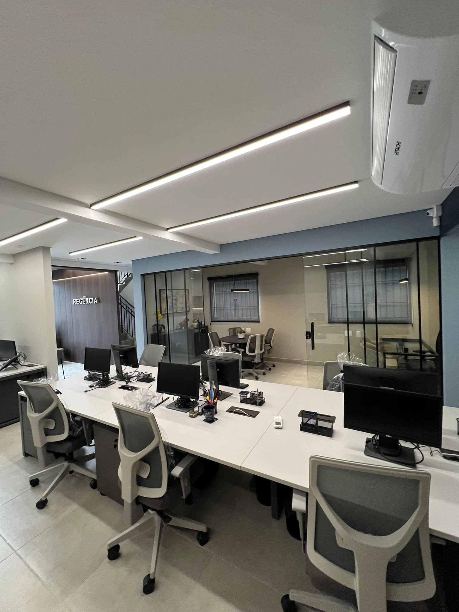 Estações de trabalho da equipe da Regência.