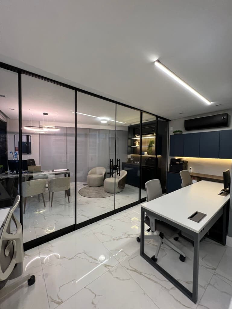 Sala de reunião envidraçada da Regência.