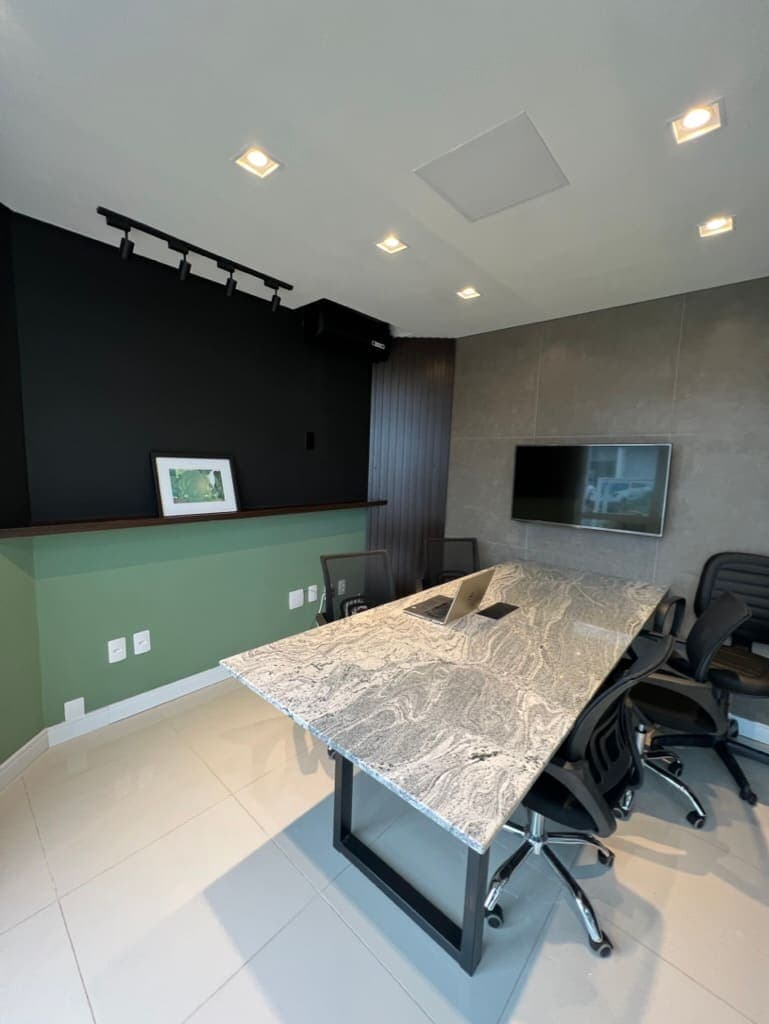 Sala de reunião da Regência preparada para atendimento a clientes.