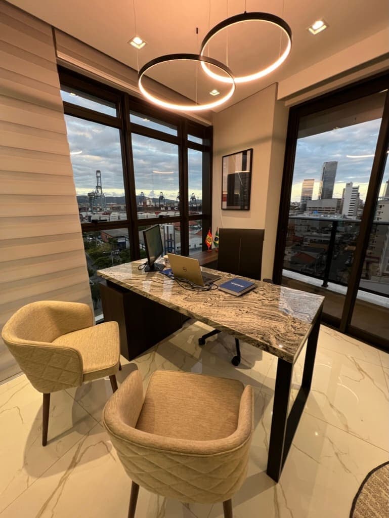 Sala de reunião com vista para a cidade.