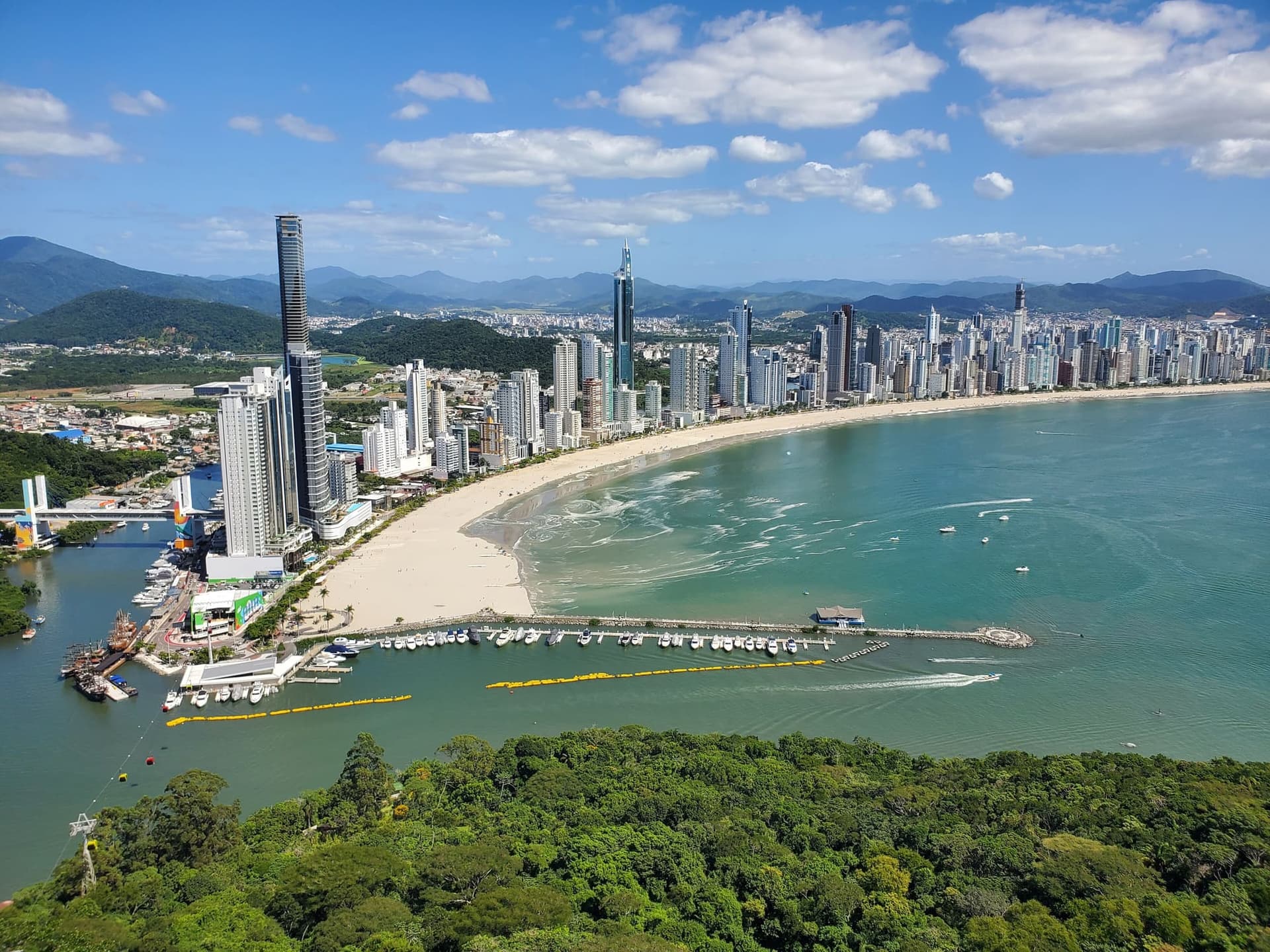 Vista de Balneário Camboriú, em Santa Catarina, com a praia central e os edifícios altos da orla.
