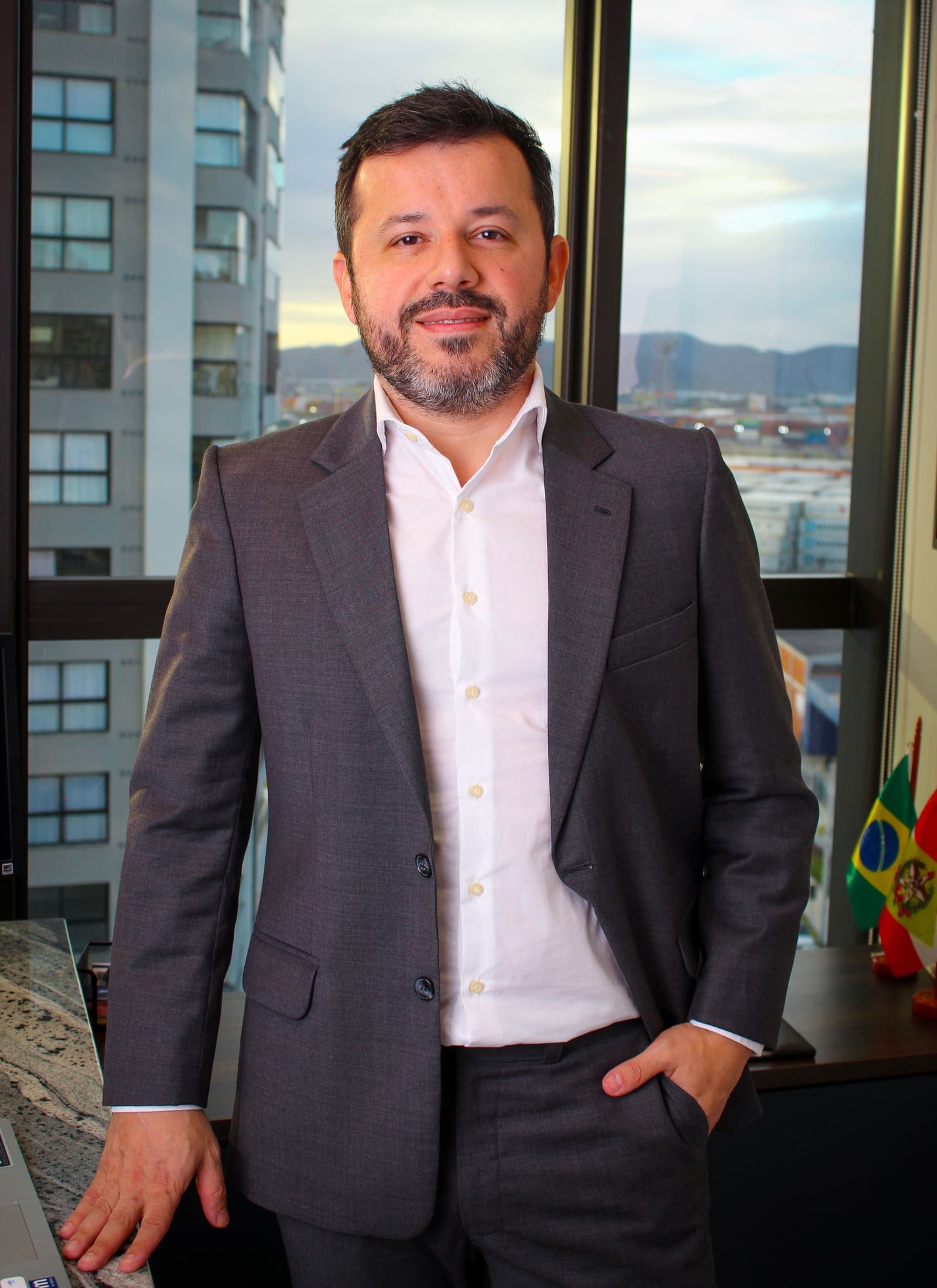 Gustavo de Oliveira, sócio da Regência Contabilidade, no ambiente do escritório.