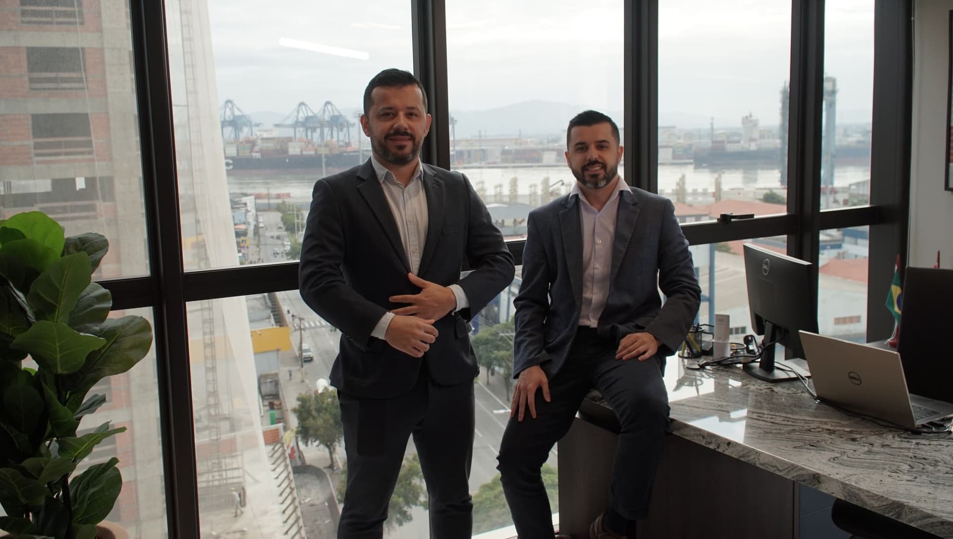 Gustavo de Oliveira e Hermeliano de Oliveira, sócios da Regência Contabilidade, no escritório com vista para o complexo portuário.