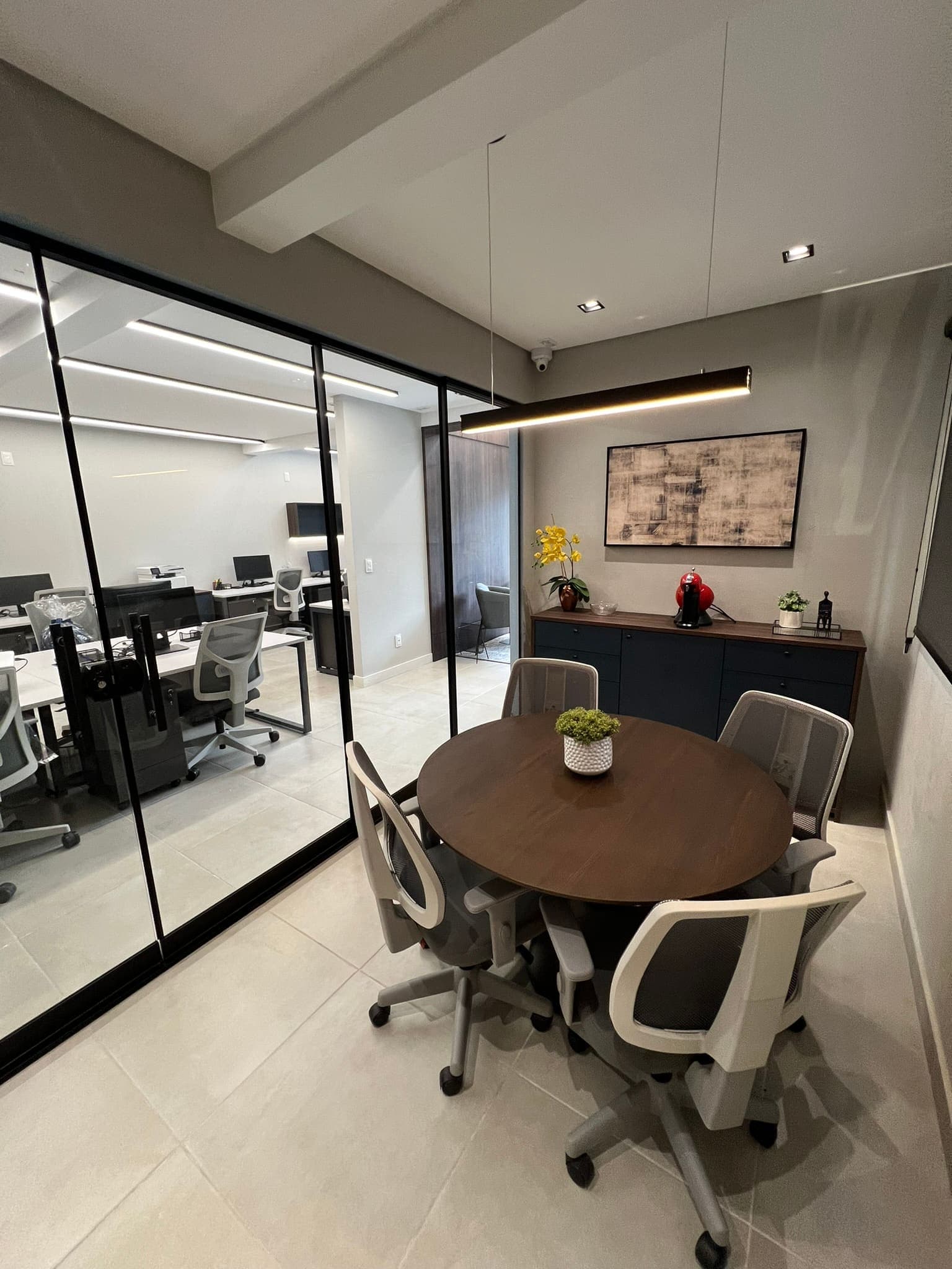 Sala de reunião da Regência preparada para atendimento.