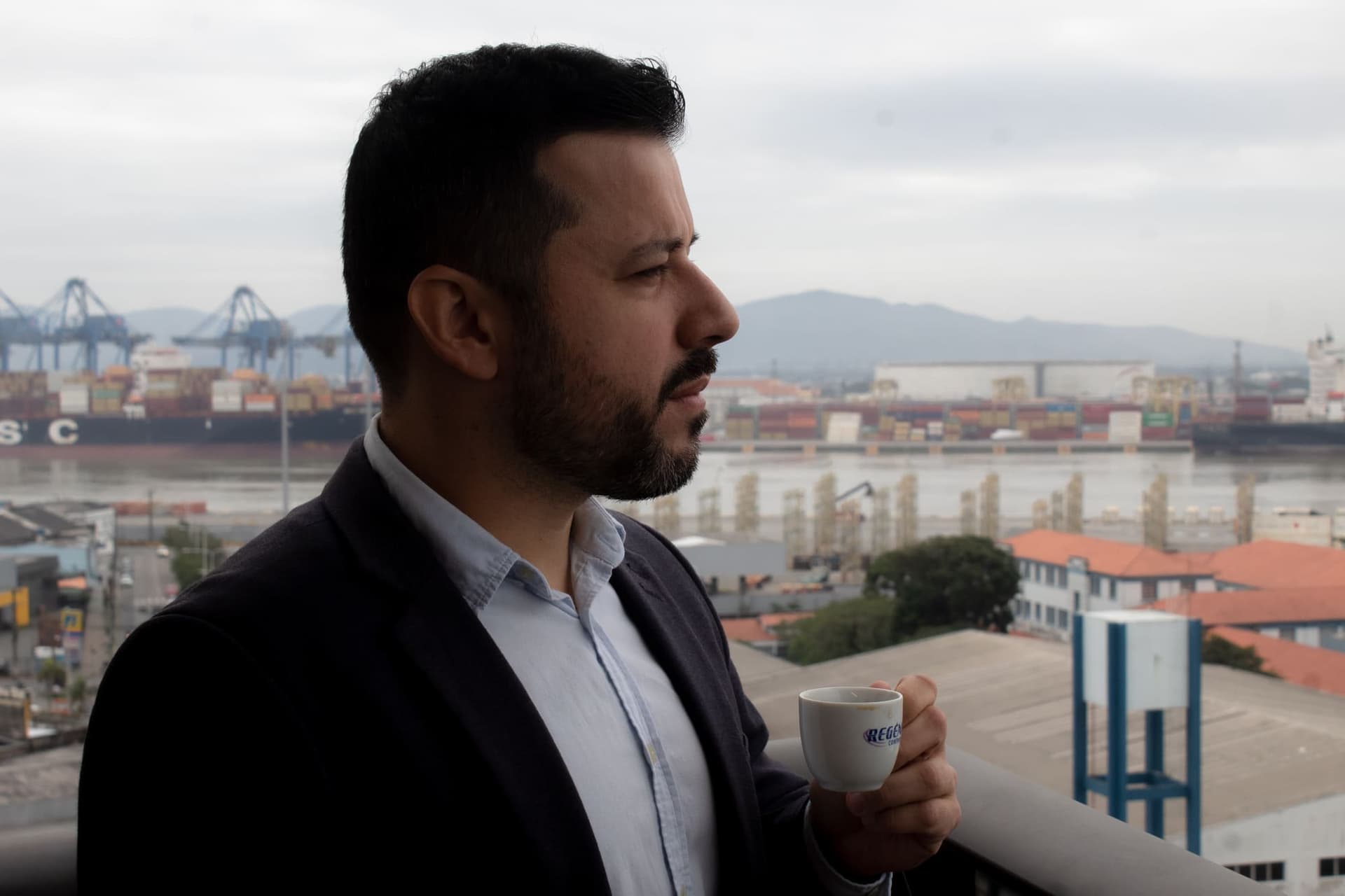 Hermeliano de Oliveira, sócio da Regência, observando a movimentação de contêineres no complexo portuário.